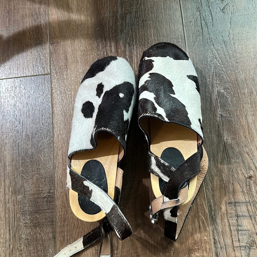 FREE PEOPLE COWHIDE CLOGS